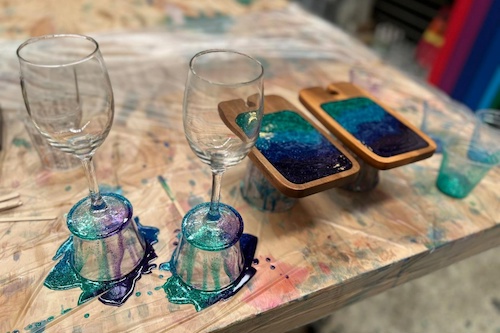 2x Mini Boards with Wine Glasses - Resin Art Workshop